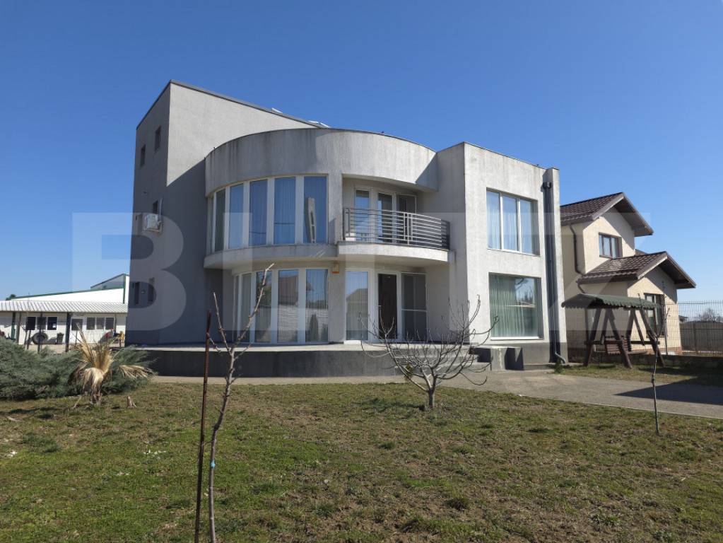 Arhitectură Vizionară și Independență Energetică în E