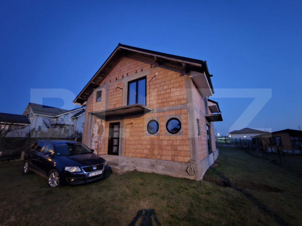 Casa la rosu, P+M, 120 mpu, teren 800 mp, zona Simnicu de su