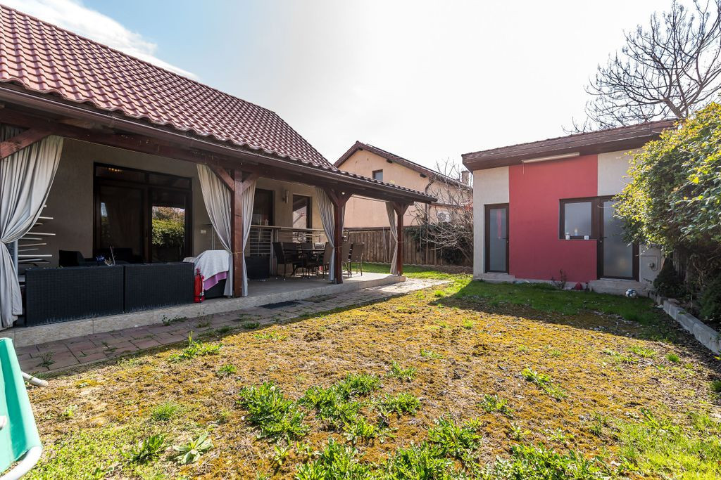 90 mp, două niveluri, complet mobilat și ultracentral, ...