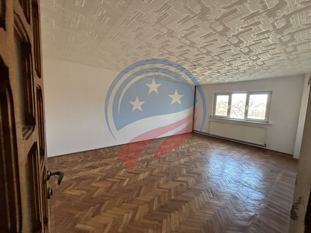 Vilă spațioasă D+P+E+M, 400 mp | Curte generoasă 400 ...