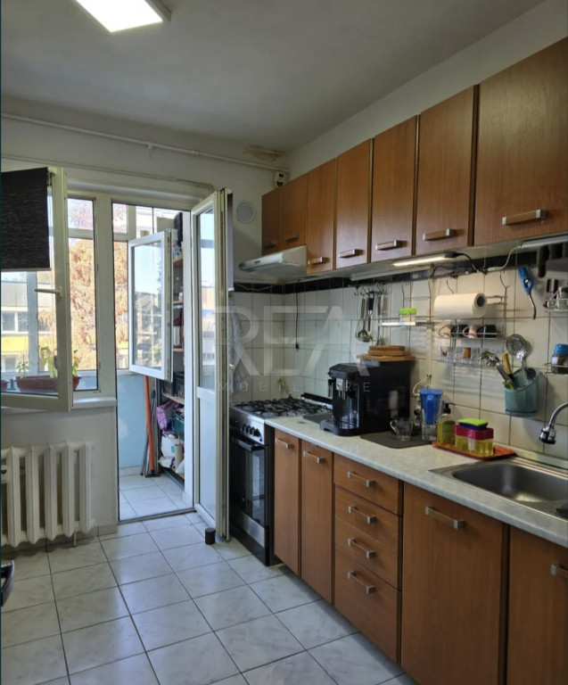 3 camere, decomandat, bloc 1981, anvelopat-Gorjului