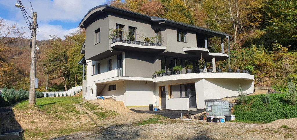 Vilă tip casă pasivă, 285 mp + 47 ari teren, Valea Roșie