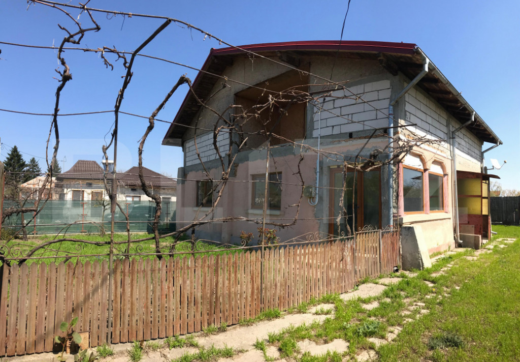 ???? Casă (la roșu) + teren 2522 mp – ideală pentru per