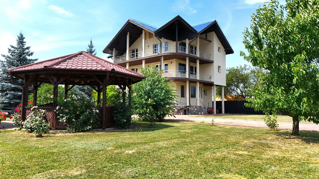 VILĂ CU IAZ ȘI 2.418 MP TEREN | GHIMBAV – LIVADA | CO...