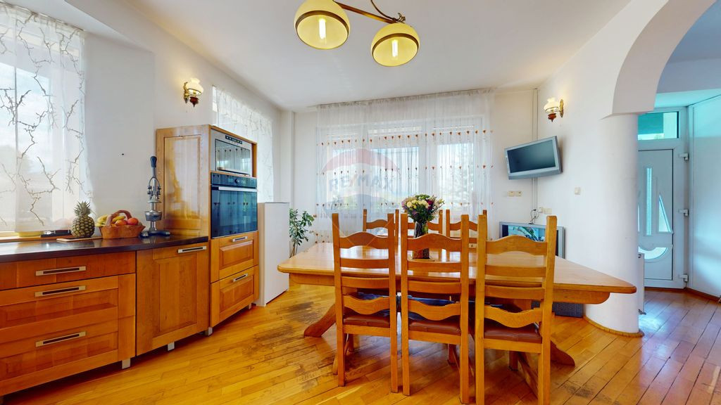 VILĂ CU IAZ ȘI 2.418 MP TEREN | GHIMBAV – LIVADA | CO...