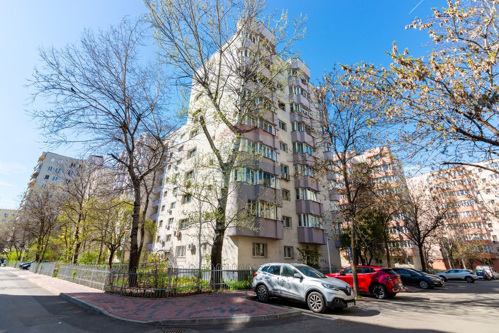 Apartament cu 3 camere de vânzare în zona Nerva Traian ...