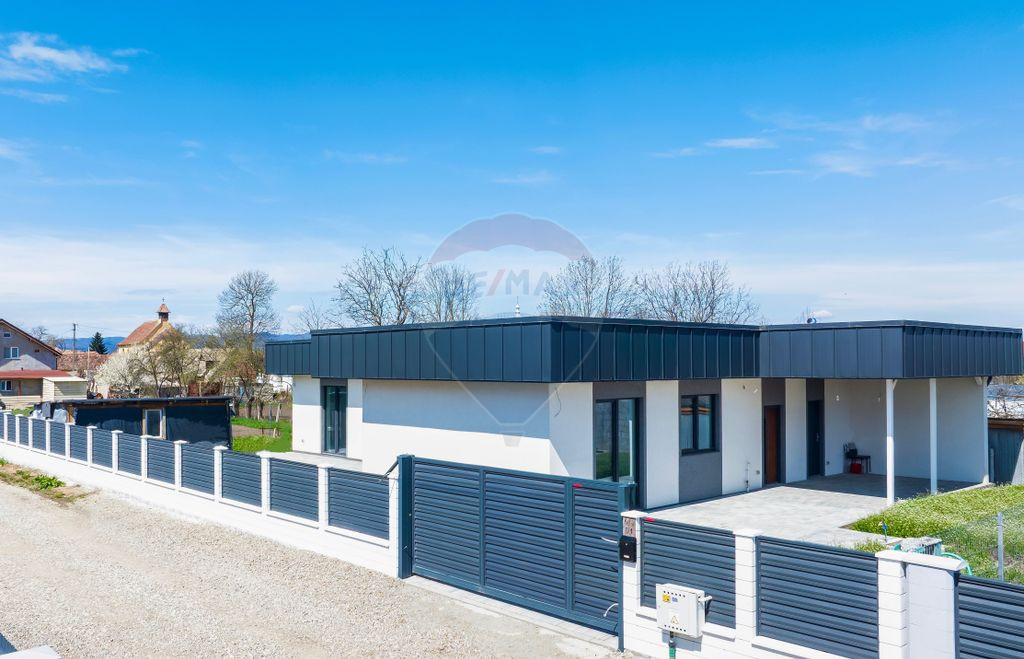 Casă cu 5 camere de vânzare, Hălchiu
