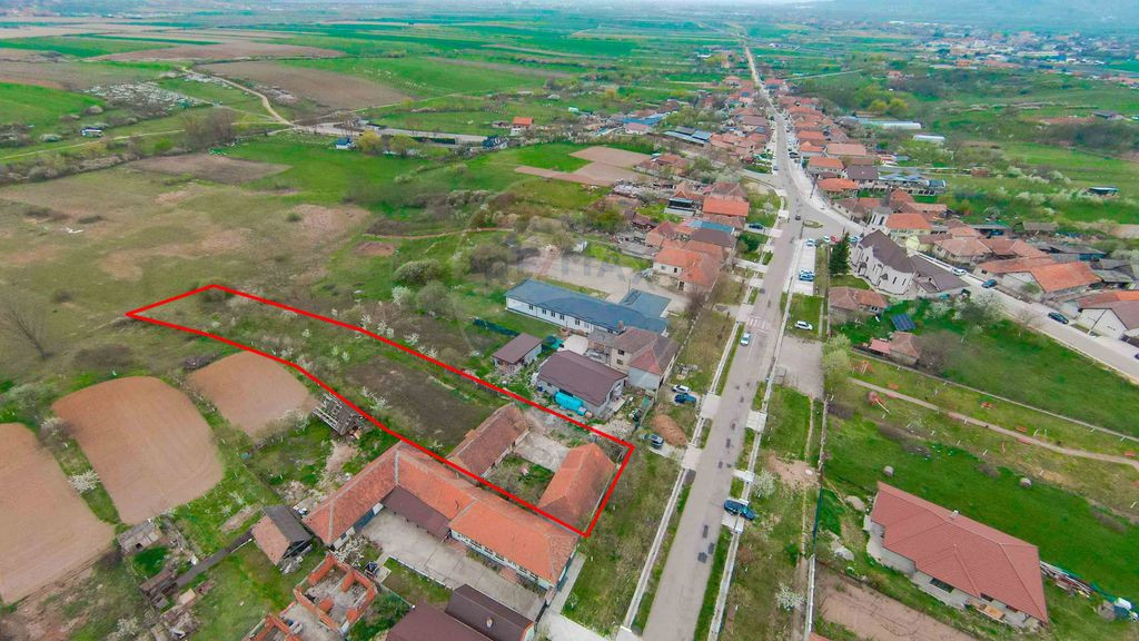 De vânzare teren 2.440 mp cu casă, asfalt și utilită?...