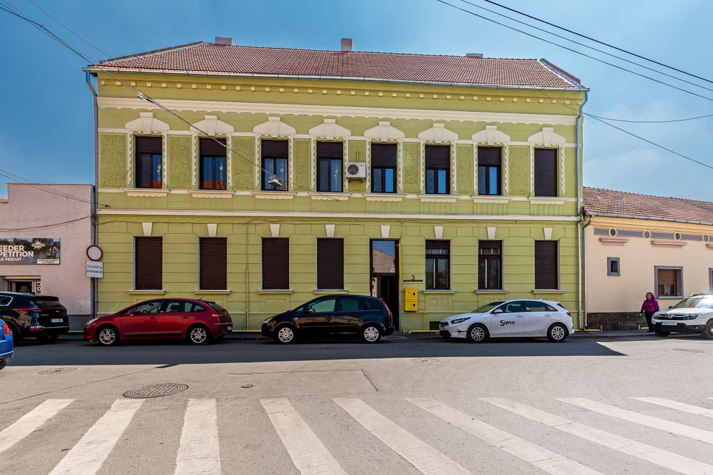 O locuință așezată între două repere ale centrului ...