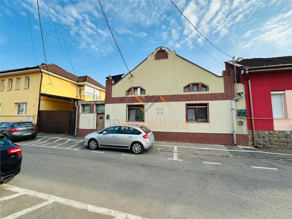 Casa Oradea ultracentrala, cu gard imprejmuire din placi de