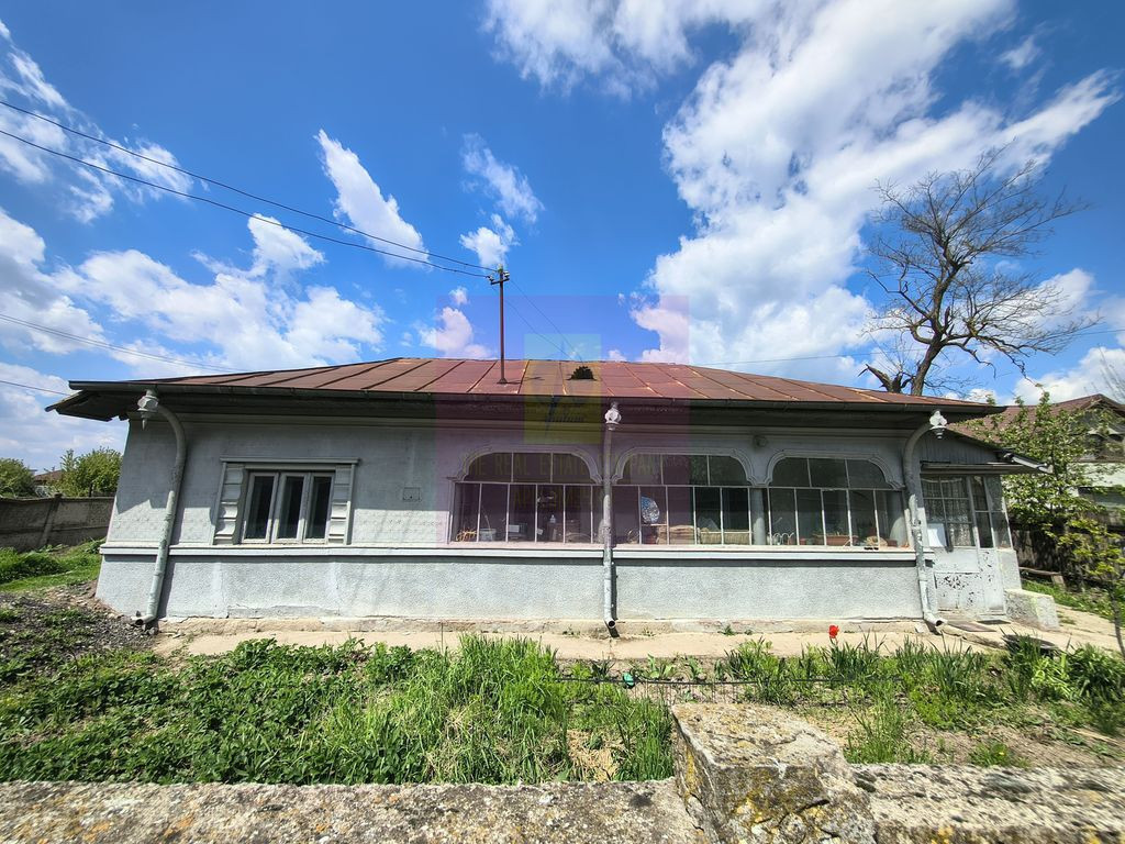 Teren cu o casă demolabilă în satul Poșta la 15 minut...