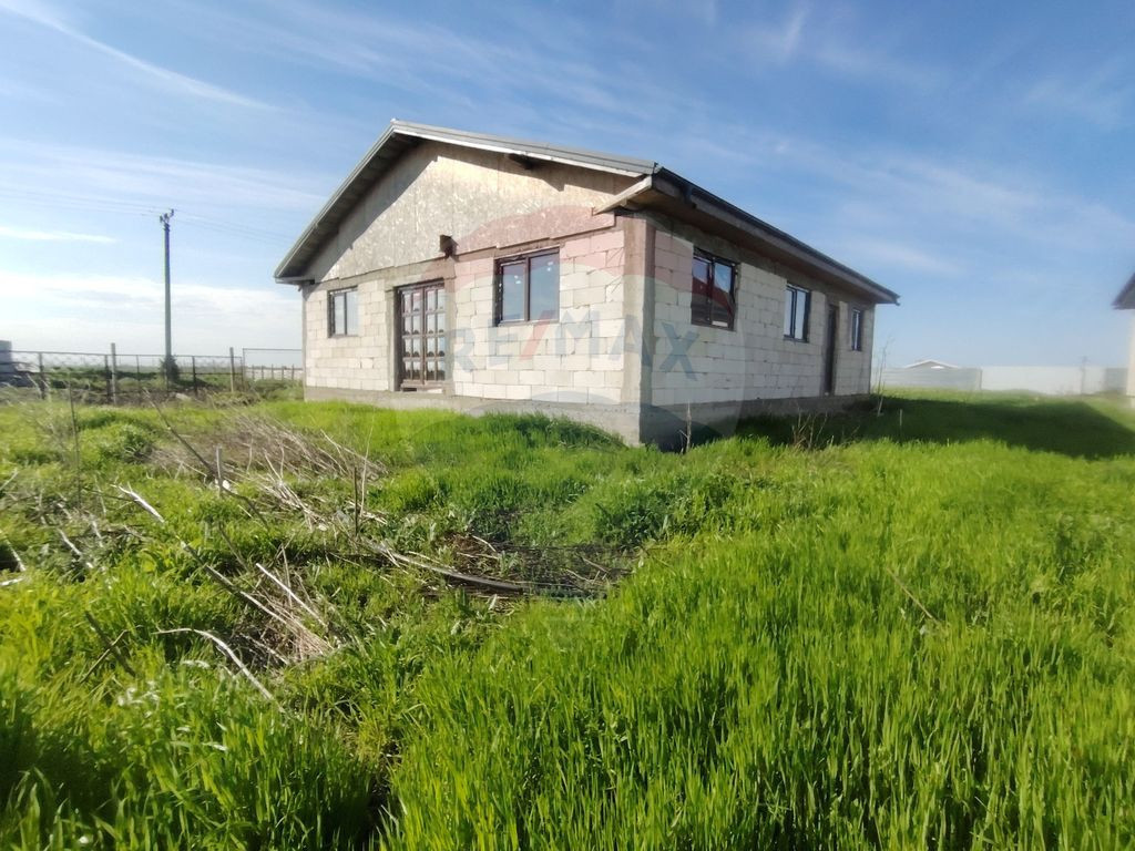 Casă / Vilă nouă cu 5 camere + casă bătranească ren...