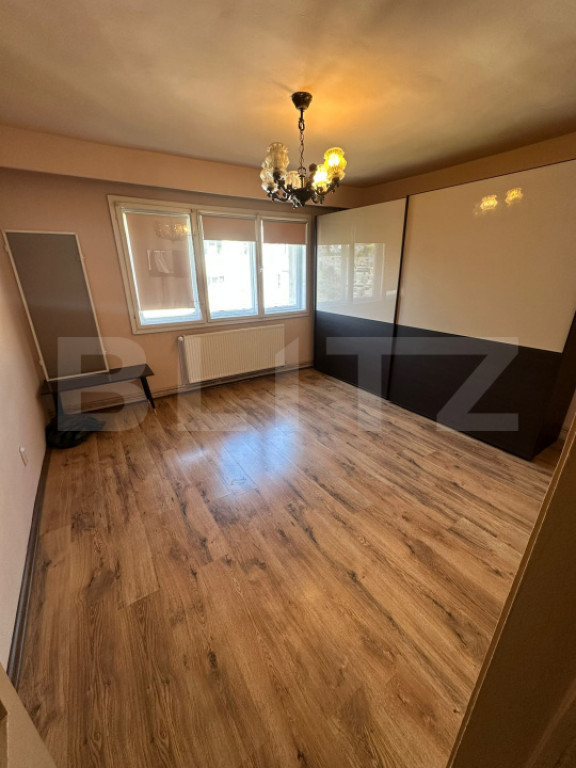 Apartament 4 camere, decomandat, etaj intermediar, parcare,