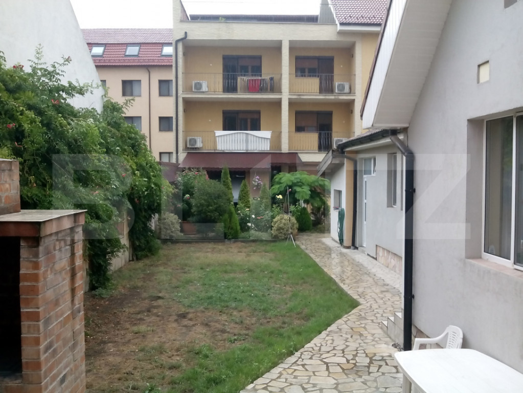 Casa de vanzare, 10 camere, 611 mp + teren de 440 mp - Orade
