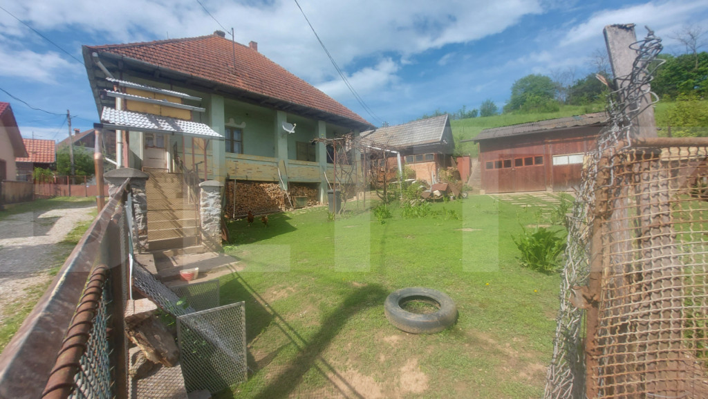 Casă tradițională cu curte generoasă, în centrul locali