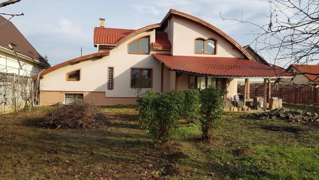 Casă 240 mp pentru familie, teren generos cu livadă – li