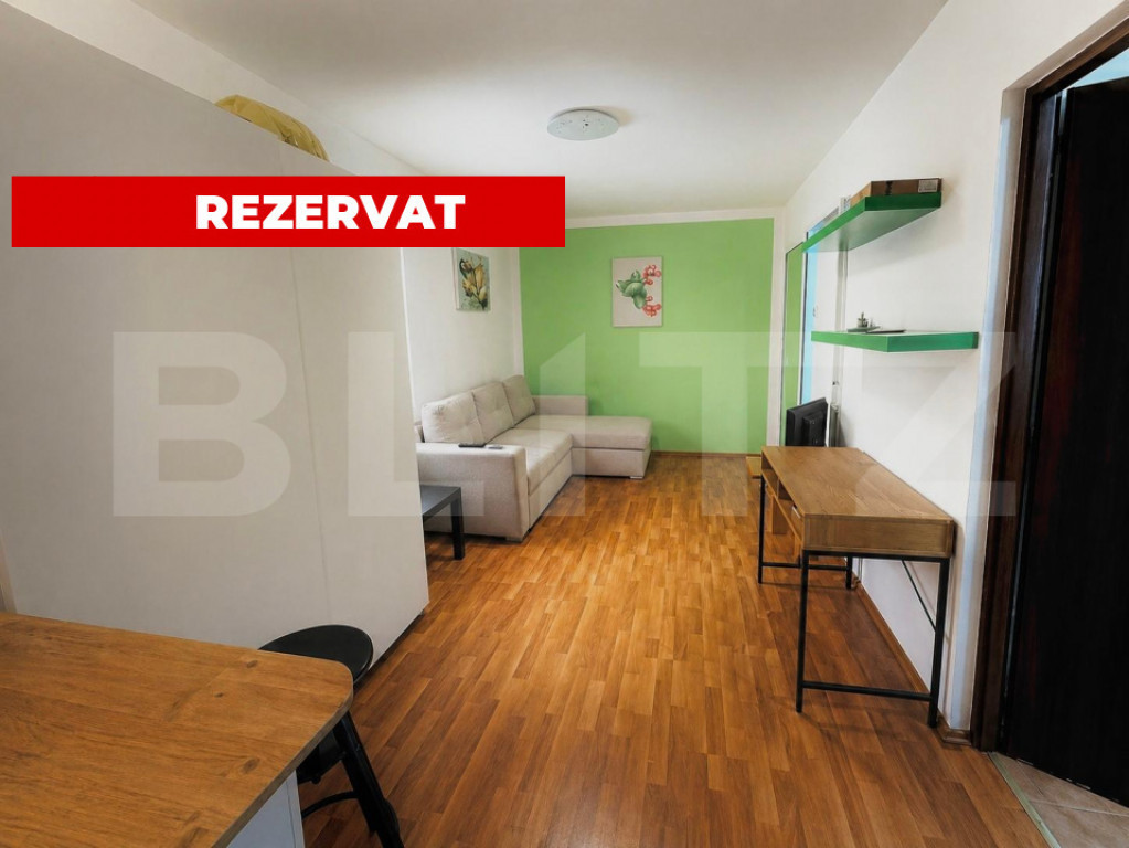 Garsoniera luminoasa cu bucatarie utilata si baie cu cada