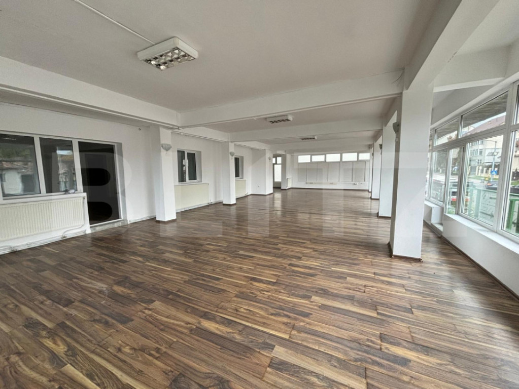 Spatiu comercial de vanzare, 5 incaperi, 220 mp, zona centra