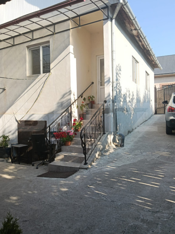 Casă cu 3 camere și grădină, aproape de centrul orașulu