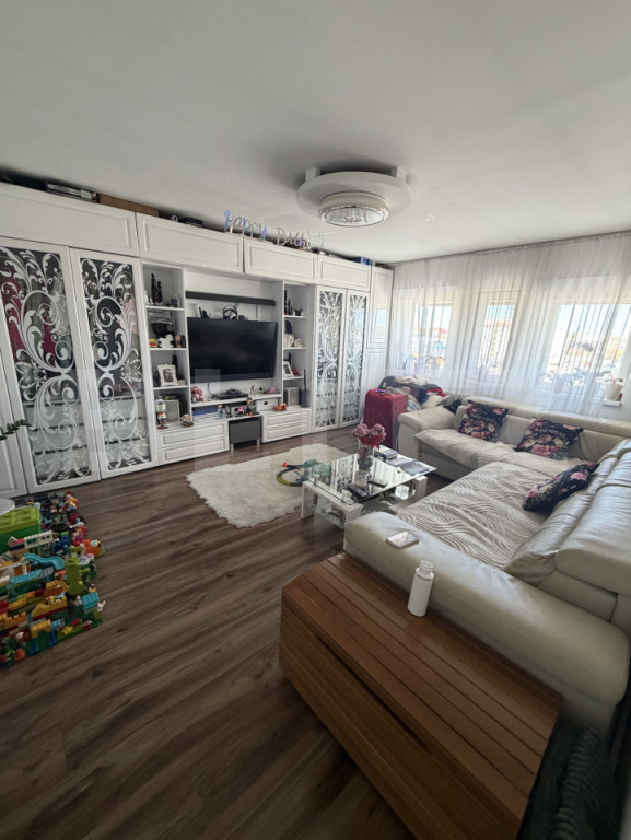 Apartament de vânzare 3 camere, 77 mp, zona liceului Econom