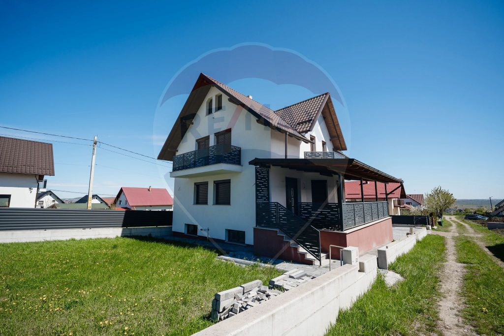 Casă / Vilă cu 4 camere de vânzare