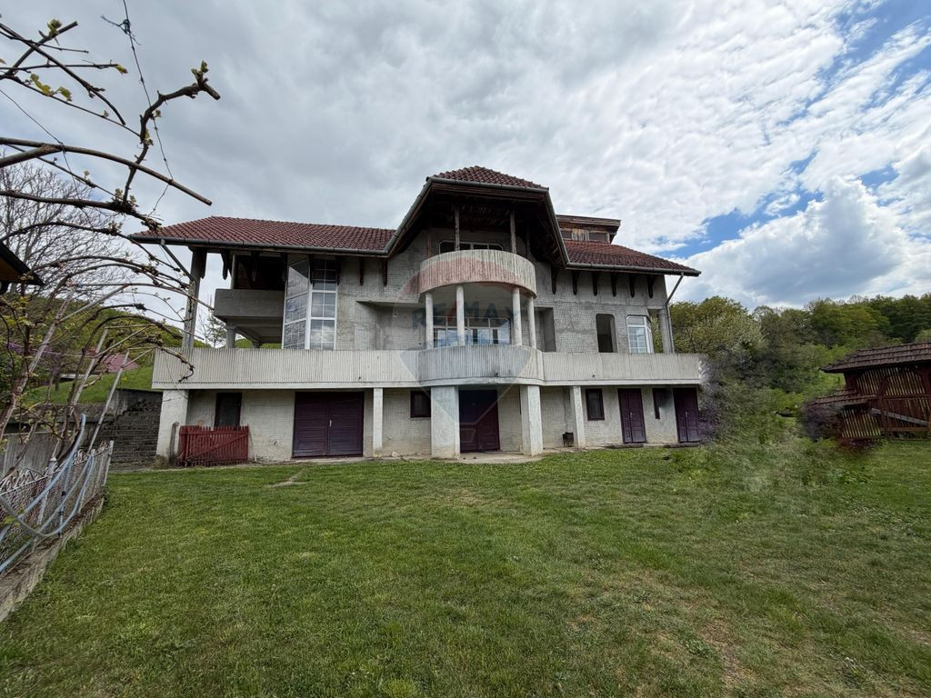 Proprietate spatioasa cu teren generos -în Buciumi /Somc...