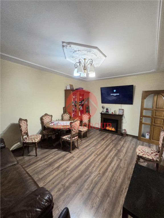 Apartament 4 Camere in Vila, Curte si Intrare Separata, Zona