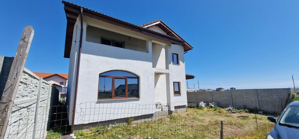 Vila P+1, zona linistita, pentru doua famili.