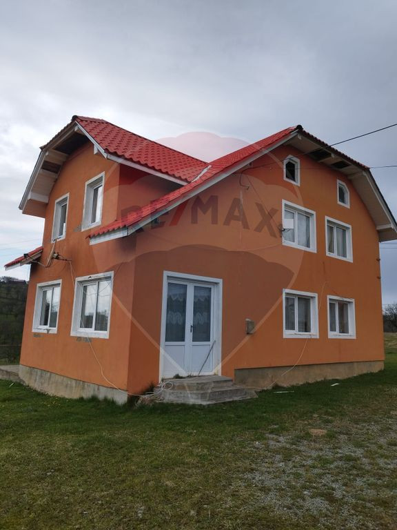 Casa de vacanta cu 8300 mp teren, de vanzare in Preluca N...
