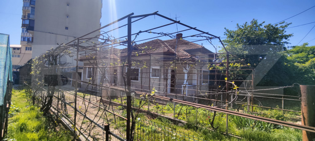 Casă cu grădină, garaj și livadă, 148 mp, zona Centru