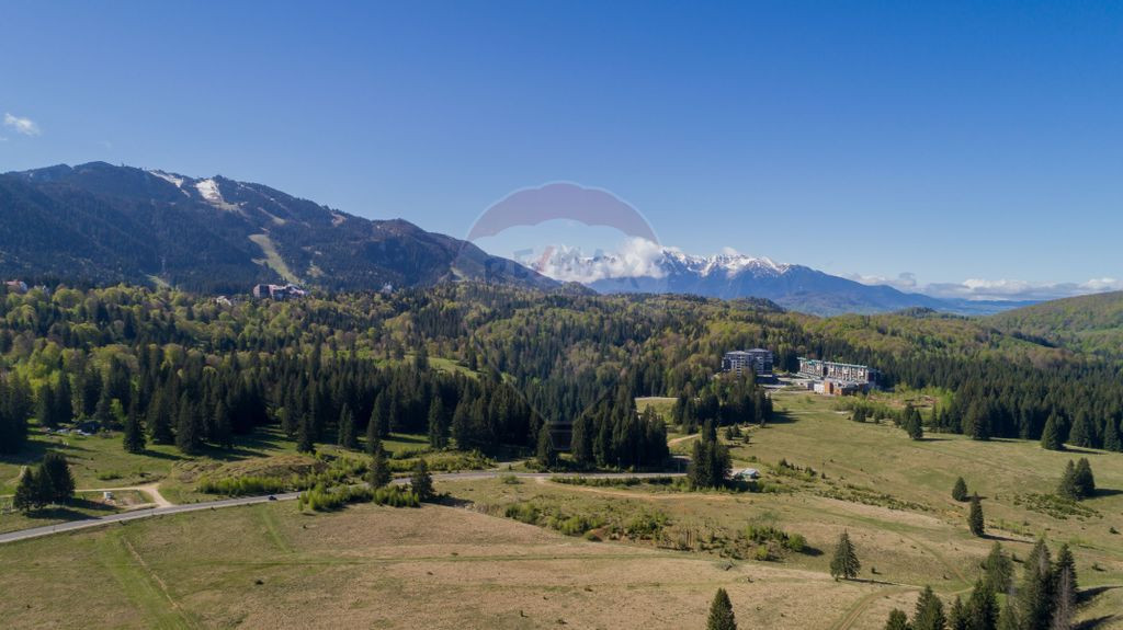 Poiana Brașov | teren cu panoramă largă către munți