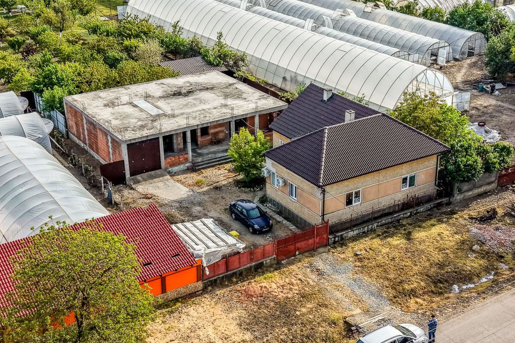 Casă finisată + casă în construcție, la același preț!