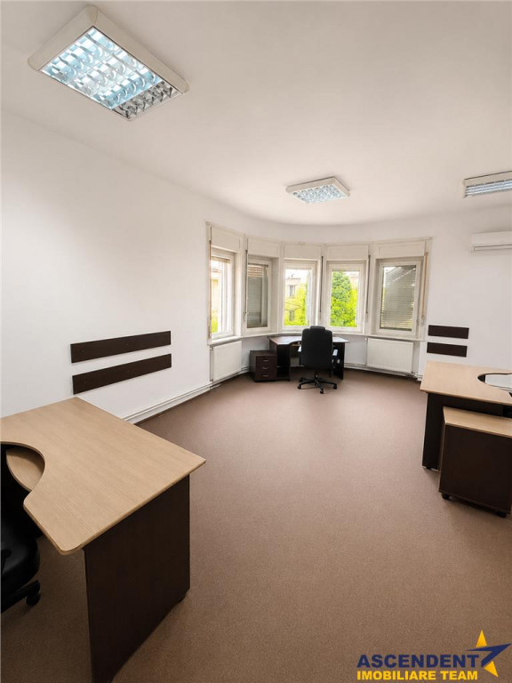 Spatiu pretabil:birouri cabinete servicii, acces stradal,c