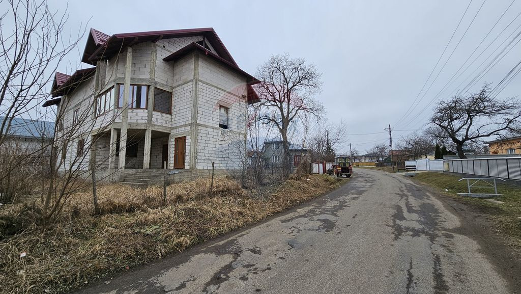 Casă / Vilă cu 12 camere, teren intravilan de 2869mp î...