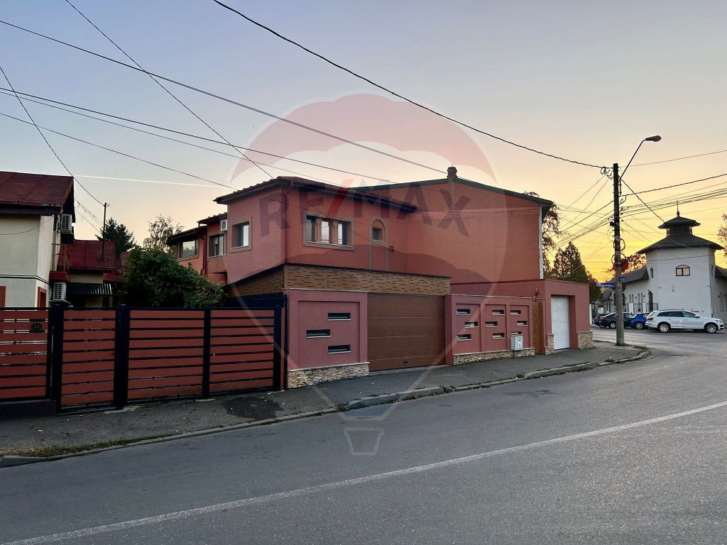 Casă P+1 cu 2 corpuri, 2 garaje și vizibilitate excelen...