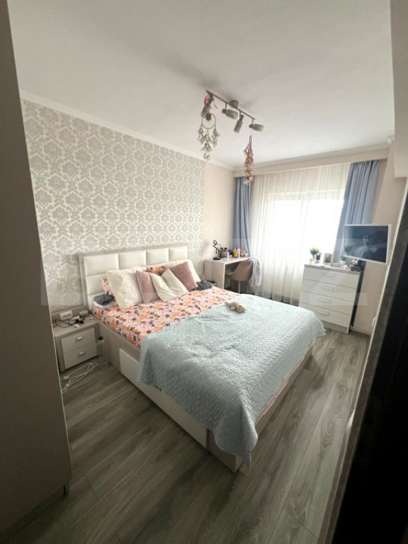 Apartament 4 camere, 86 mp, balcon, 2 băi, etaj intermediar