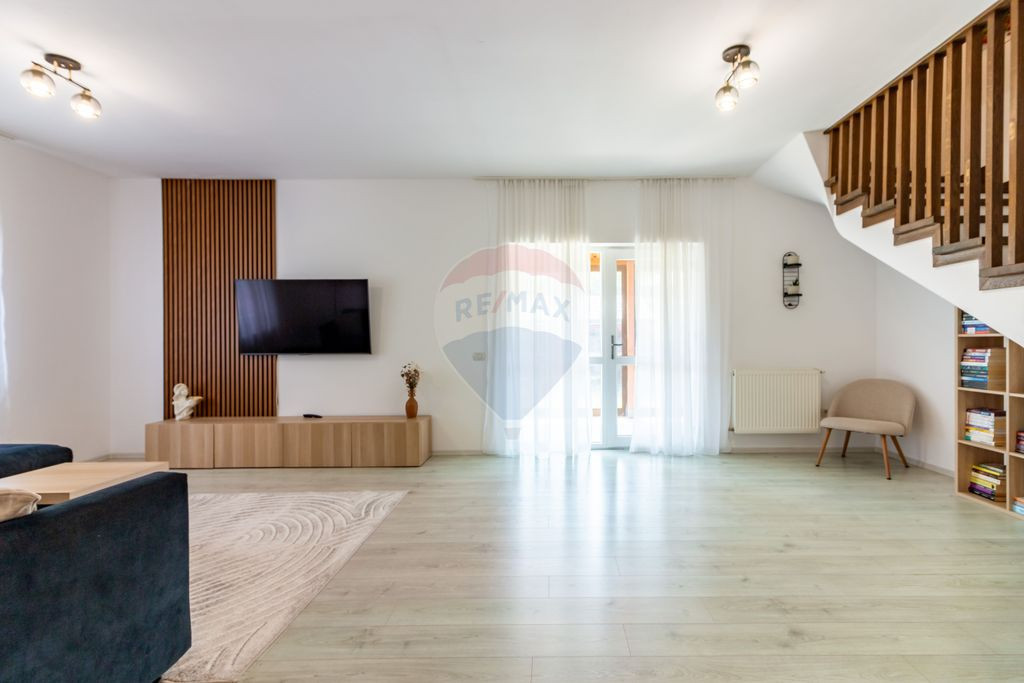 Casă / Vilă de vanzare cu 4 camere in Tunari, langa pad...