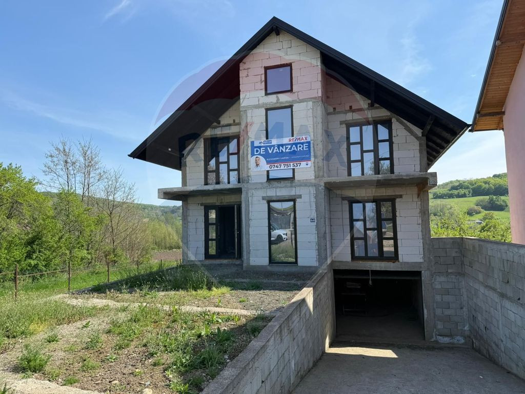 Casă cu 7 camere de vânzare Preutești jud Suceava