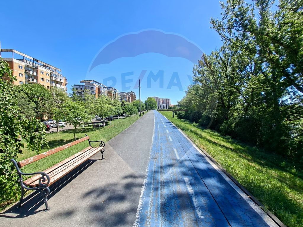 Zona 300, 3 camere, etaj 2, trei balcoane, fără comision !