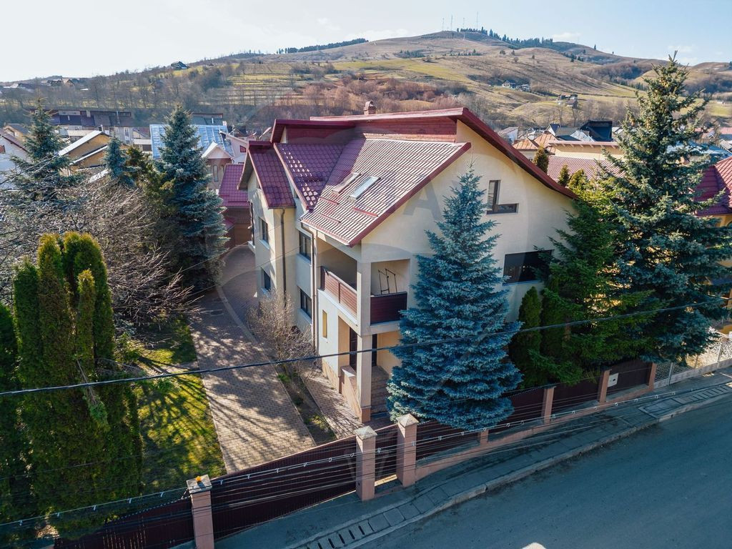 Casă / Vilă cu 10 camere de vânzare în zona Nord-Vest