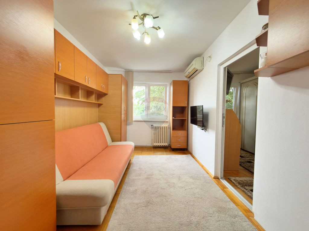 Apartament cu 3 camere de închiriat în zona Intim