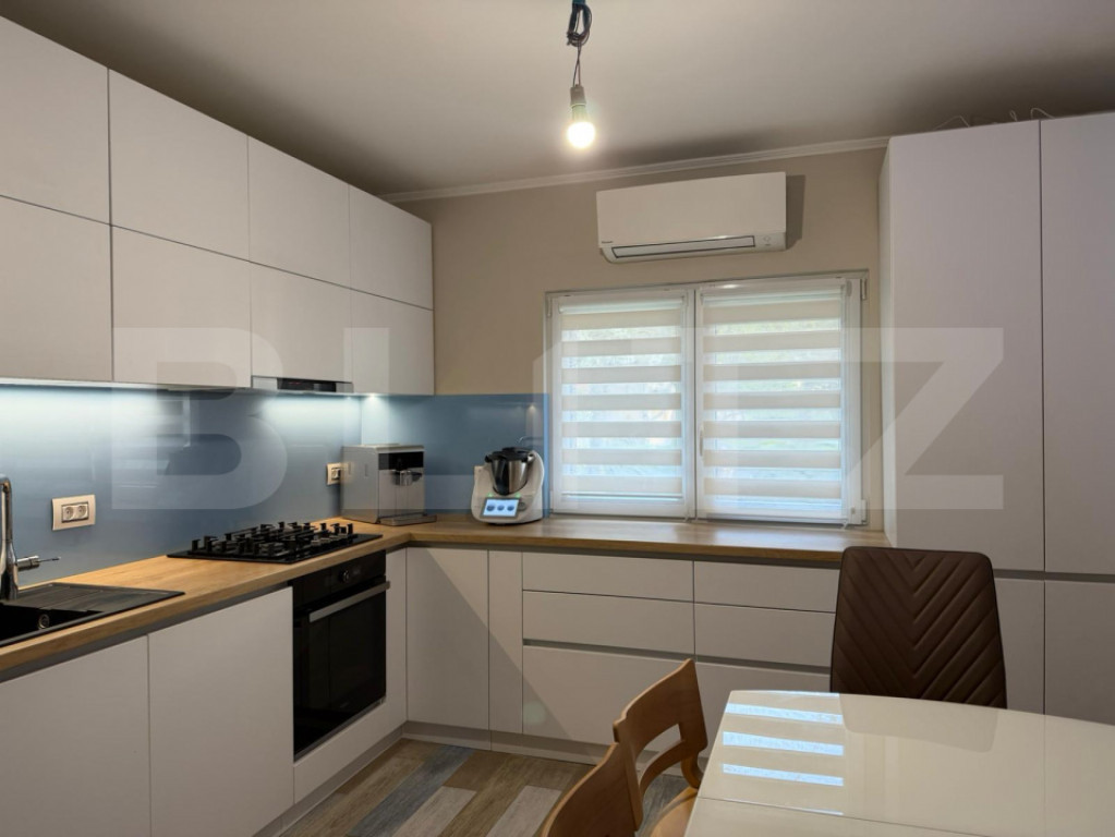 Apartament 3 camere, 78 mp, garaj și boxă, zonă Semicentr