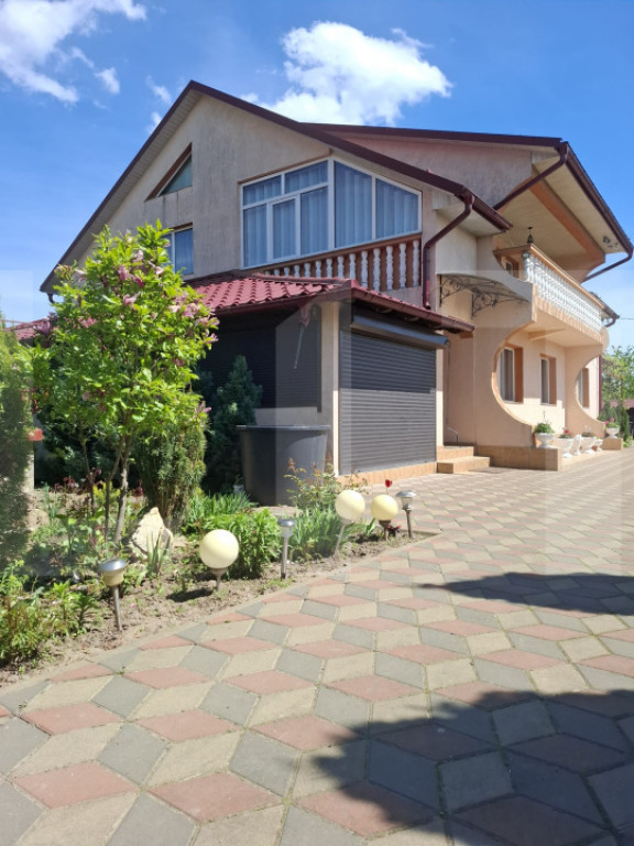 Vilă spațioasă – 300 mp utili, teren 4600 mp, DN în B