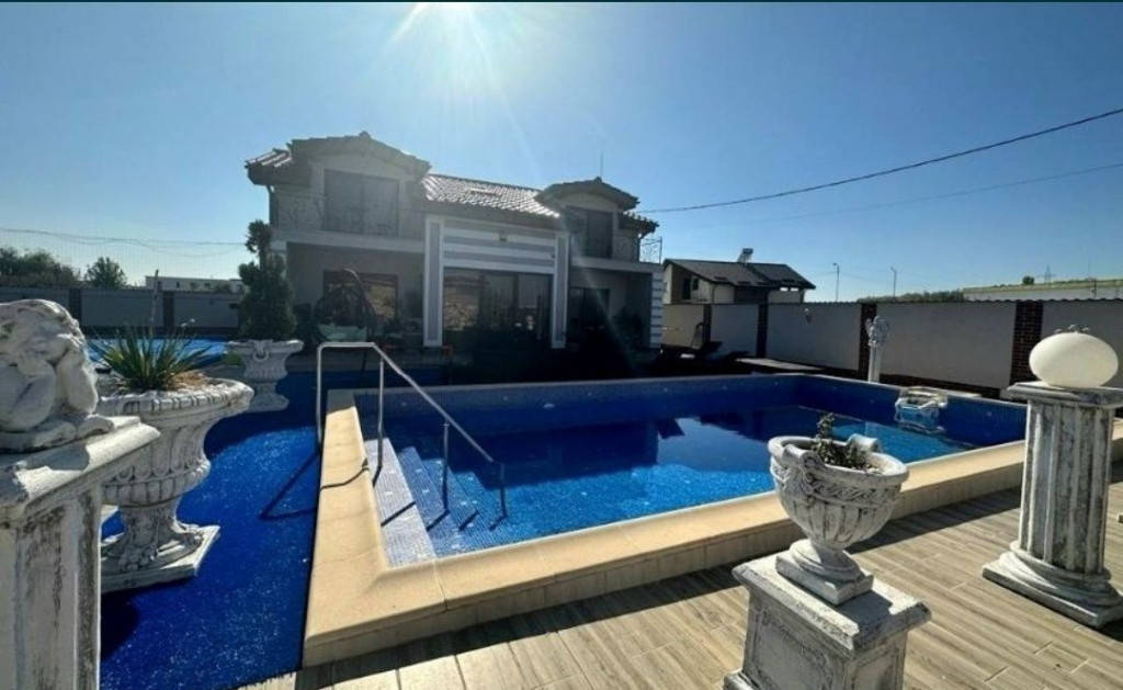 Vilă cu piscină, saună, tenis și sală sport nouă, 200