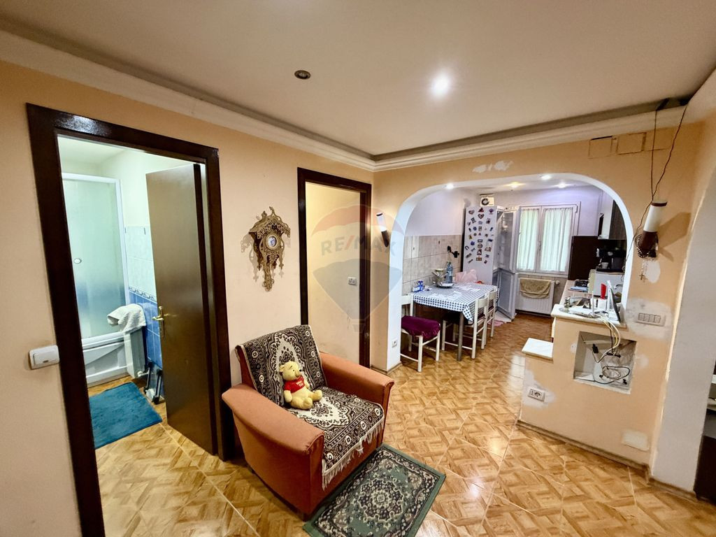 Apartament cu 4 camere de vânzare pe Strada Longinescu