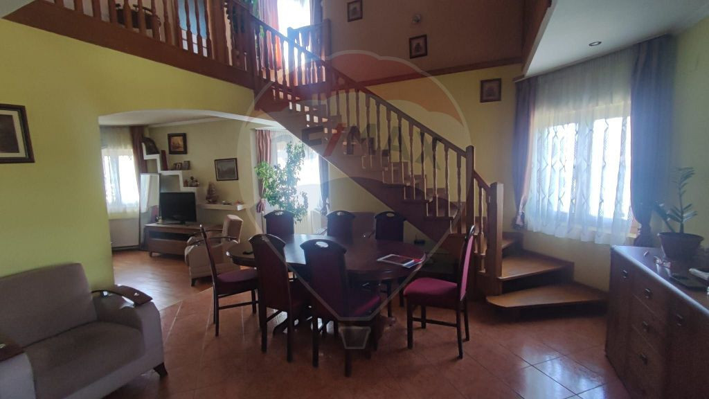 Casă cu 6 camere de vânzare, teren generos, Osorhei