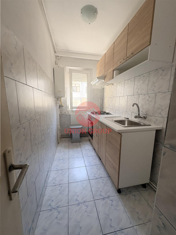 Apartament 3 camere semidecomandat N#259;vodari