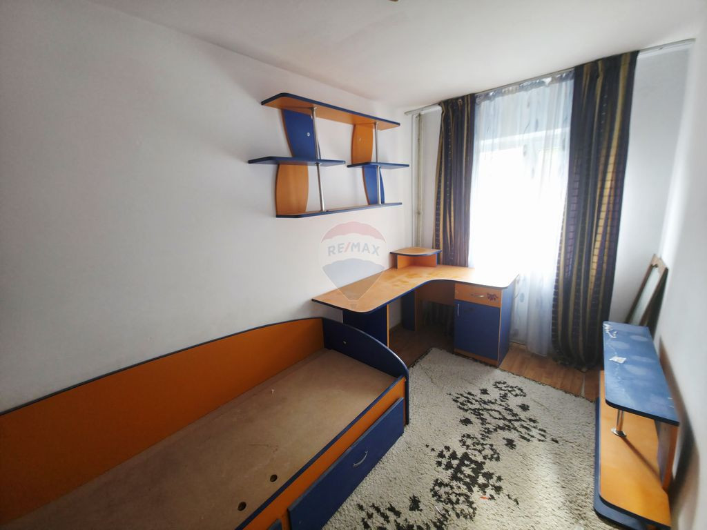 Apartament cu 3 camere de vânzare în zona Maratei