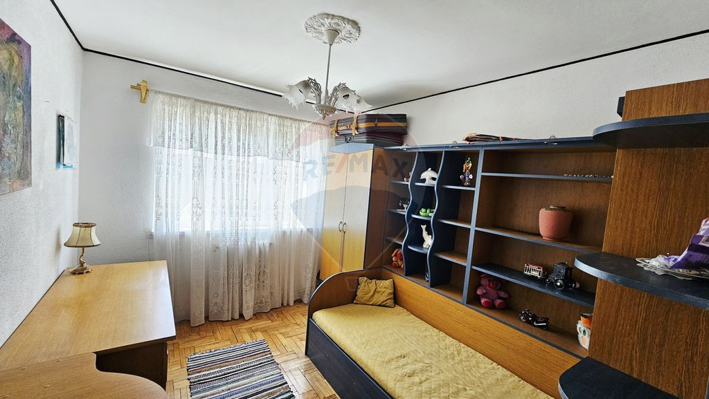 Apartament cu 4 camere de vânzare în zona Maratei