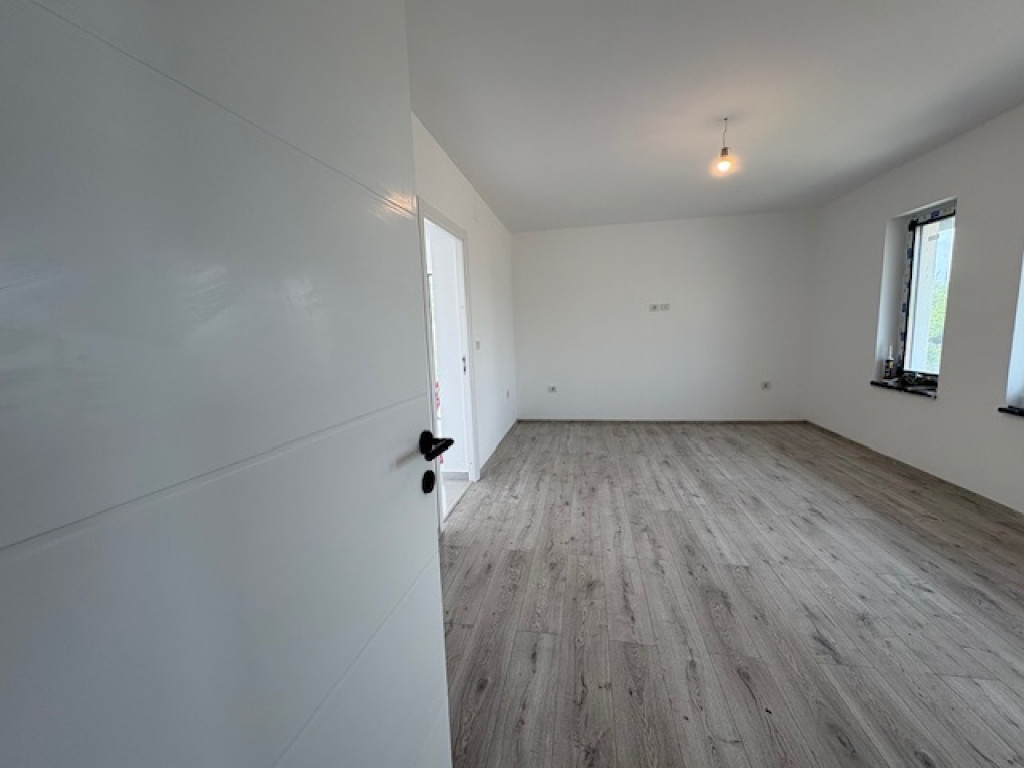 122000euro, Casa cu 3 camere,single,dressing/2bai,beci!!!
